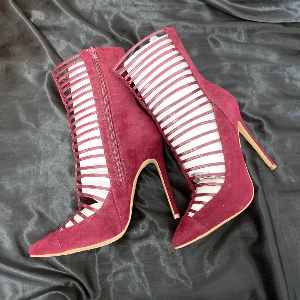 Pointed Toe Cage Pump